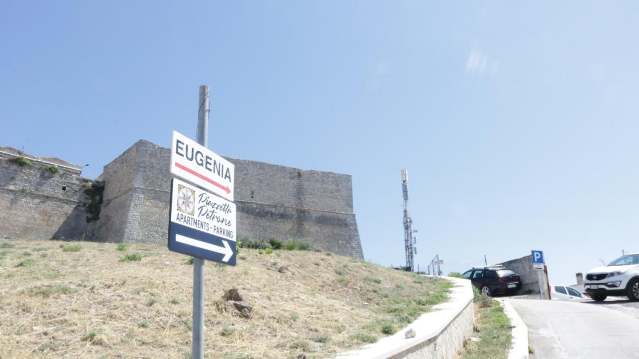 Piazzetta Petrone Apartments + Parking Vieste Kültér fotó