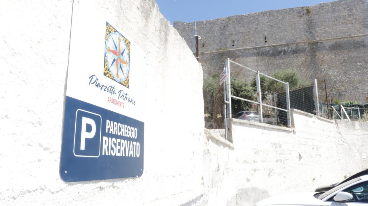 Piazzetta Petrone Apartments + Parking Vieste Kültér fotó